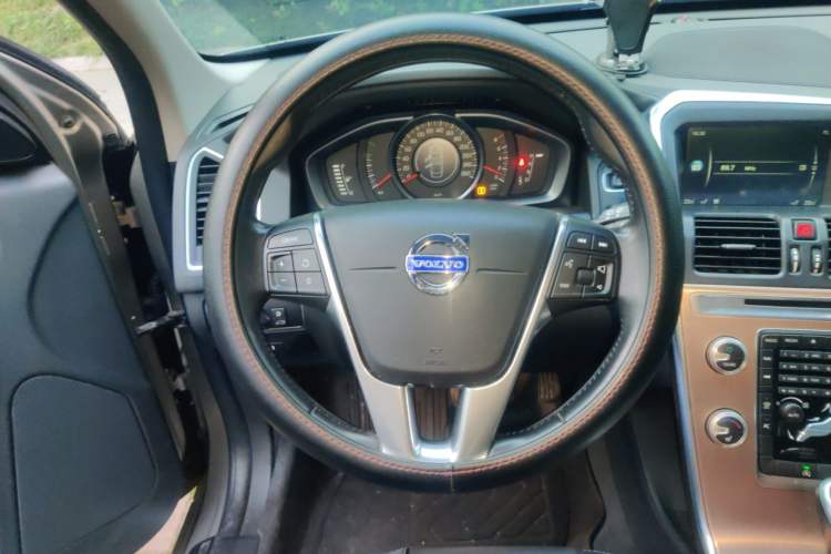 Used Volvo XC60 2015 T5 Smart Upgrade Model Steering Wheel