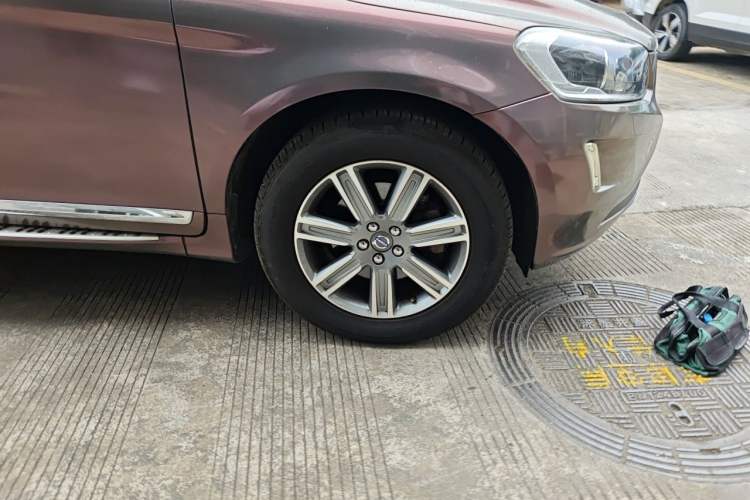 Used Volvo XC60 2015 T5 AWD Zhiyuan Edition Right Front Wheel Hub