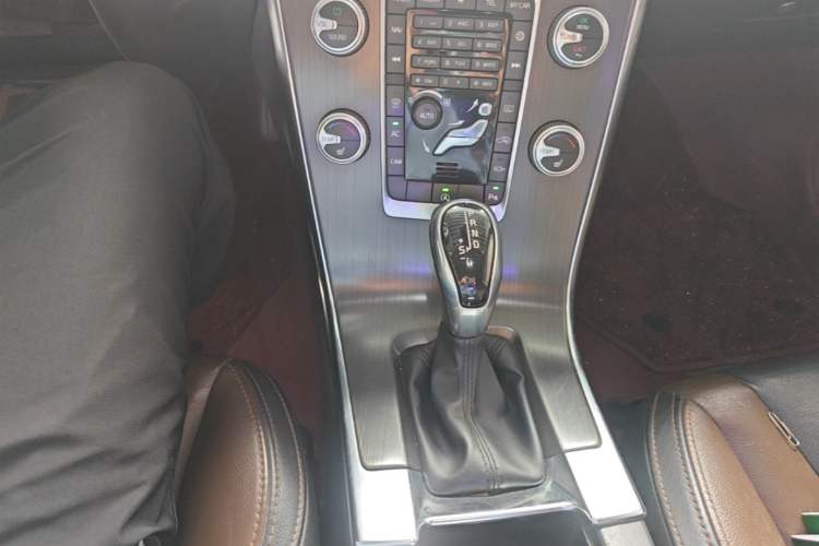 Used Volvo XC60 2015 T5 Smart Upgrade Model Gear Lever