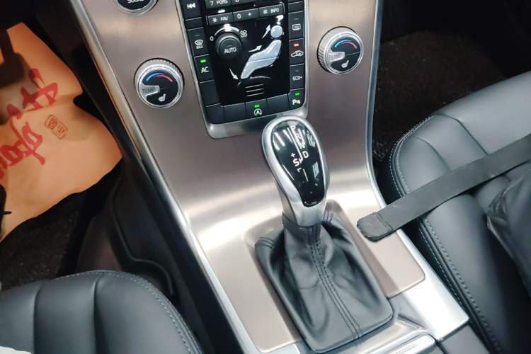 Used Volvo XC60 2015 T5 Smart Upgrade Model Gear Lever