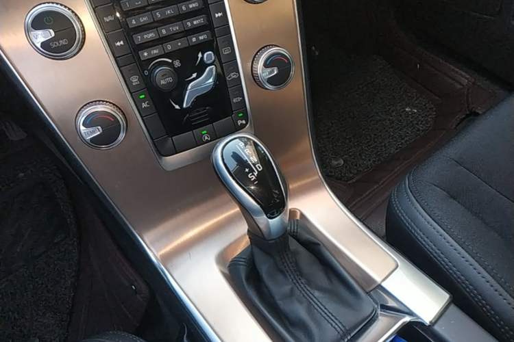 Used Volvo XC60 2015 T5 Smart Edition Gear Lever