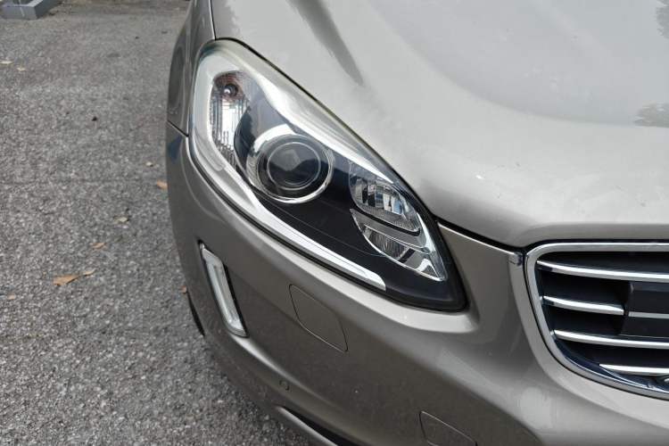 Used Volvo XC60 2015 T5 AWD Zhiyuan Edition Right Front Headlight