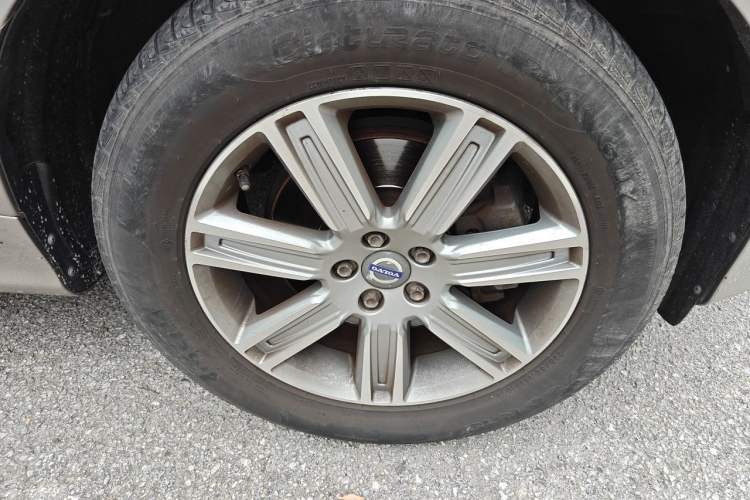 Used Volvo XC60 2015 T5 AWD Zhiyuan Edition Right Front Wheel Hub