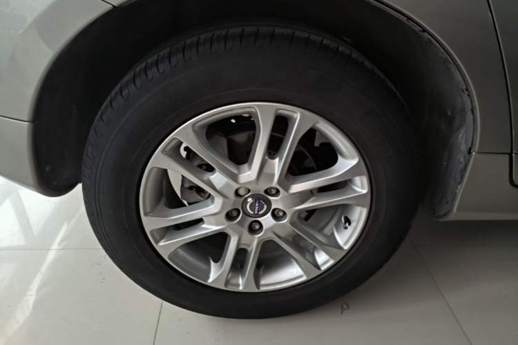 Used Volvo XC60 2015 T5 Smart Upgrade Model Right Rear Wheel Hub