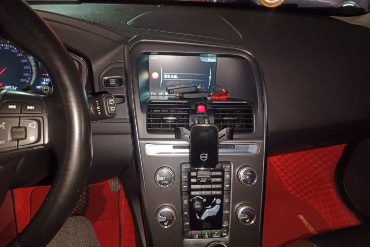 Used Volvo XC60 2015 T5 AWD Smart Drive Edition Audio And AC Panel