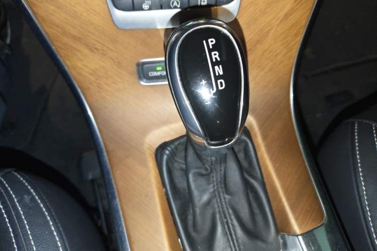 Used Volvo XC60 2015 T6 AWD Smart Version Gear Lever