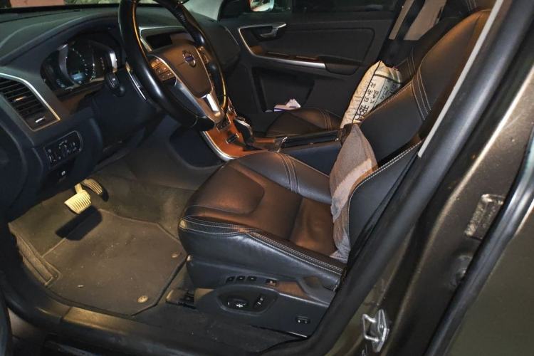 Used Volvo XC60 2015 T6 AWD Smart Version Left Front Seat