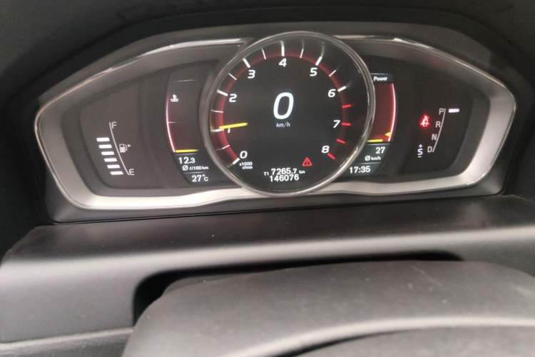 Used Volvo XC60 2015 T5 AWD Zhiyuan Edition Odometer Close Up