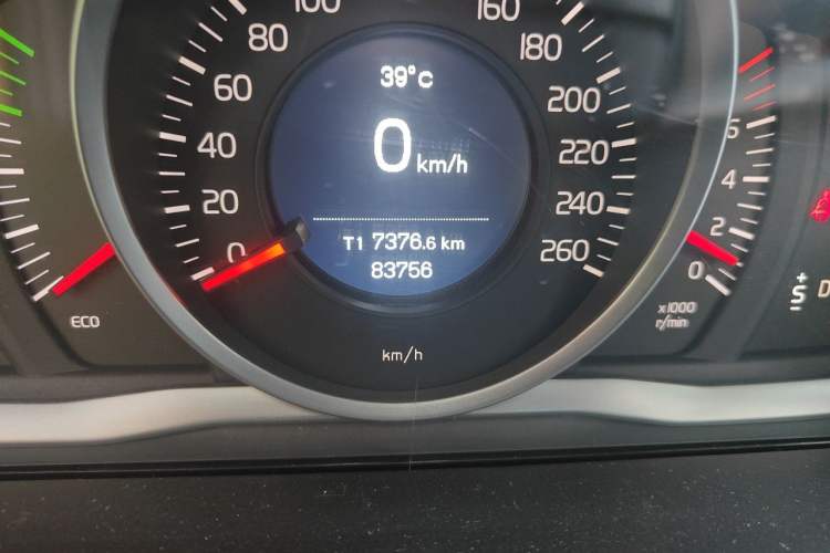 Used Volvo XC60 2015 T5 Smart Upgrade Model Odometer Close Up