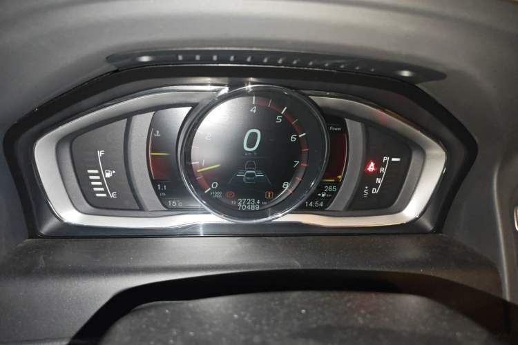 Used Volvo XC60 2015 T6 AWD Smart Version Odometer Close Up