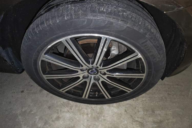 Used Volvo XC60 2015 T6 AWD Smart Version Right Front Wheel Hub