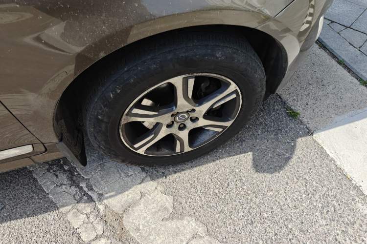 Used Volvo XC60 2015 T5 AWD Zhiyuan Edition Right Front Wheel Hub