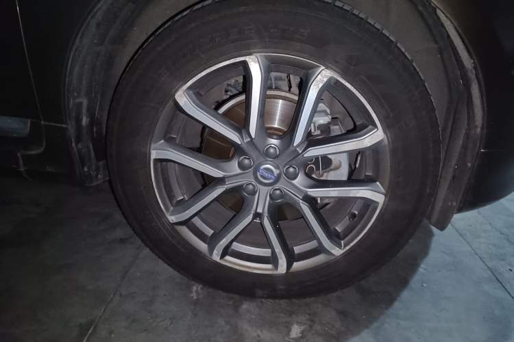 Used Volvo XC60 2015 T5 AWD Smart Drive Edition Right Front Wheel Hub