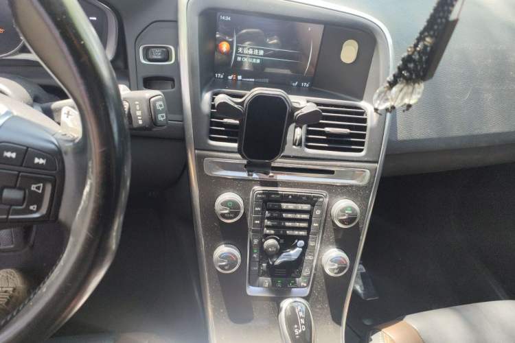 Used Volvo XC60 2015 T5 AWD Smart Drive Edition Audio And AC Panel