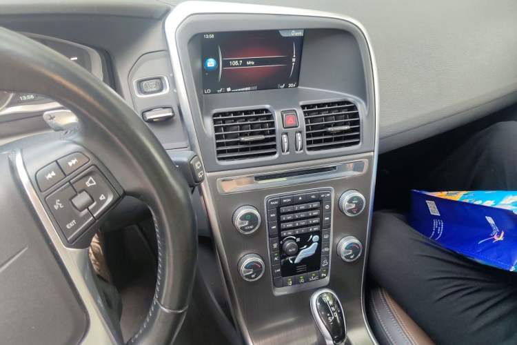 Used Volvo XC60 2015 T5 AWD Smart Drive Edition Audio And AC Panel