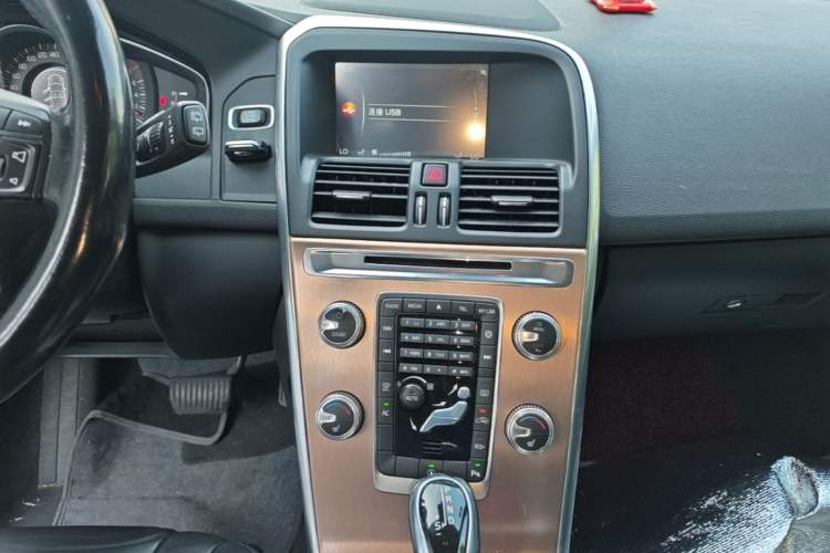 Used Volvo XC60 2015 T5 Smart Upgrade Model Audio And AC Panel