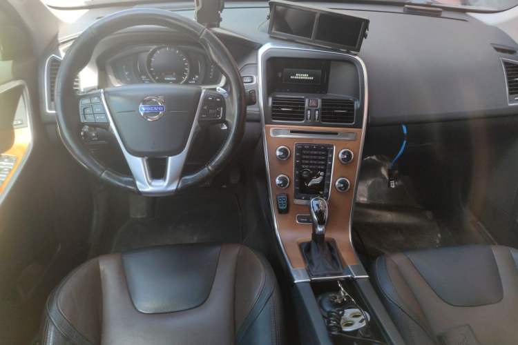 Used Volvo XC60 2015 T6 AWD Smart Version Center Console