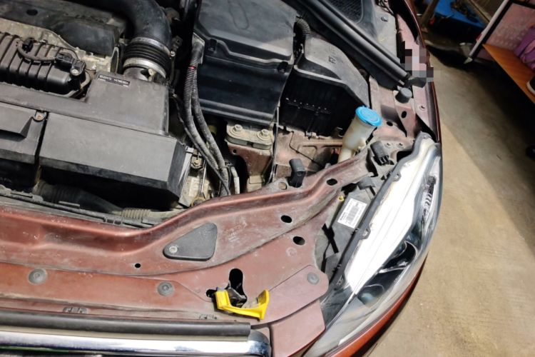 Used Volvo XC60 2015 T5 AWD Zhiyuan Edition Engine Bay Left