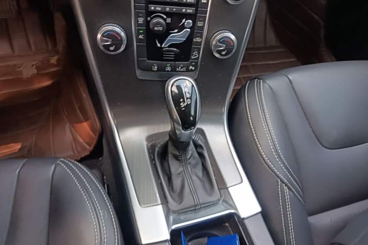 Used Volvo XC60 2015 T5 AWD Zhiyuan Edition Gear Lever