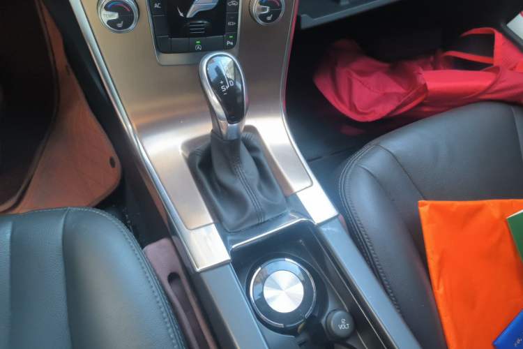 Used Volvo XC60 2015 T5 Smart Upgrade Model Gear Lever