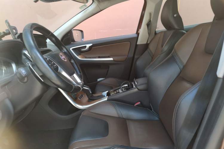Used Volvo XC60 2015 T6 AWD Smart Version Left Front Seat