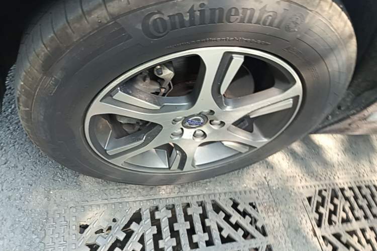 Used Volvo XC60 2015 T5 AWD Zhiyuan Edition Left Front Wheel Hub