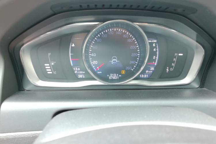 Used Volvo XC60 2015 T5 AWD Zhiyuan Edition Odometer Close Up