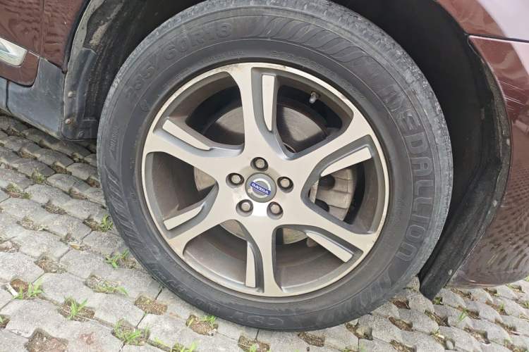 Used Volvo XC60 2015 T5 AWD Zhiyuan Edition Right Front Wheel Hub