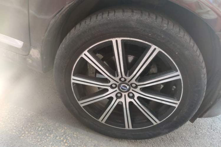 Used Volvo XC60 2015 T6 AWD Smart Version Right Front Wheel Hub