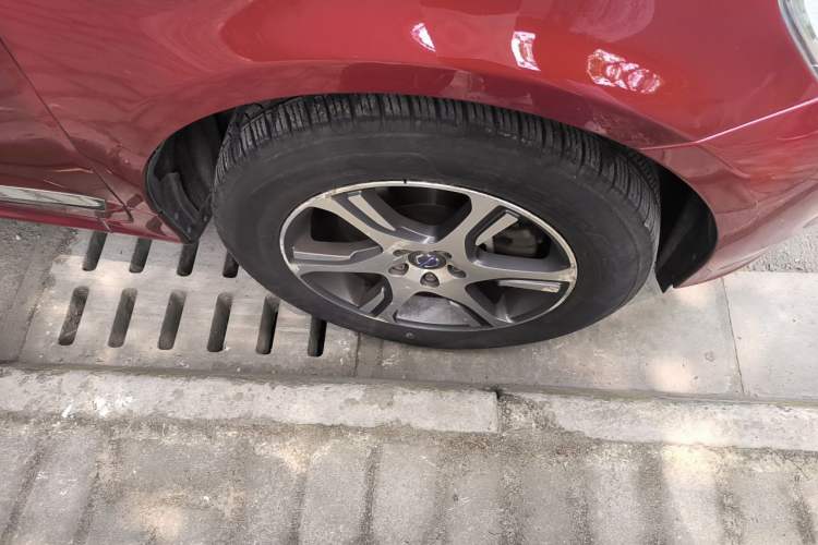 Used Volvo XC60 2015 T5 AWD Zhiyuan Edition Right Front Wheel Hub