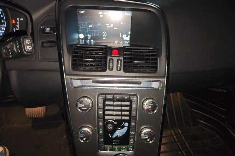 Used Volvo XC60 2015 T5 AWD Smart Drive Edition Audio And AC Panel