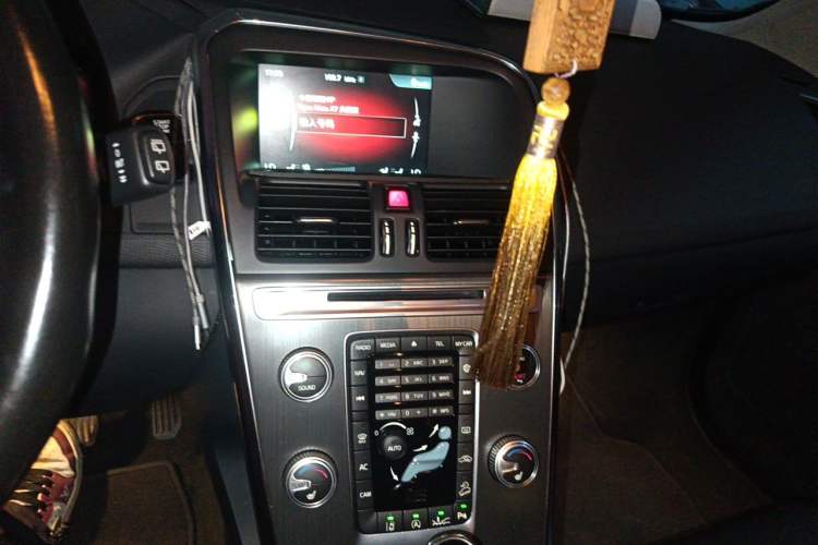 Used Volvo XC60 2015 T5 AWD Smart Drive Edition Audio And AC Panel