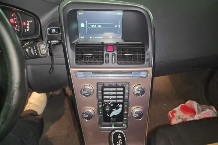 Used Volvo XC60 2015 T5 Smart Edition Audio And AC Panel
