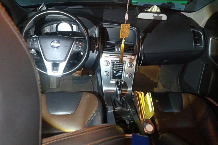 Used Volvo XC60 2015 T5 AWD Smart Drive Edition Center Console
