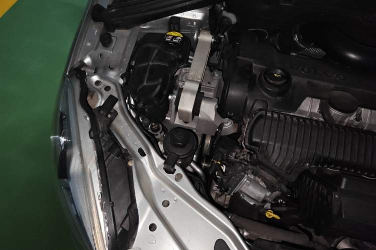 Used Volvo XC60 2015 T5 AWD Zhiyuan Edition Engine Bay Right