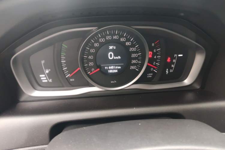 Used Volvo XC60 2015 T5 Smart Upgrade Model Odometer Close Up