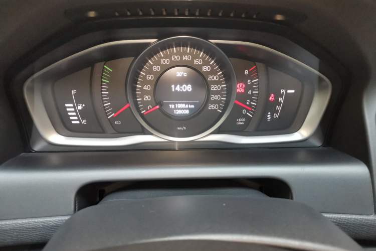Used Volvo XC60 2015 T5 Smart Upgrade Model Odometer Close Up