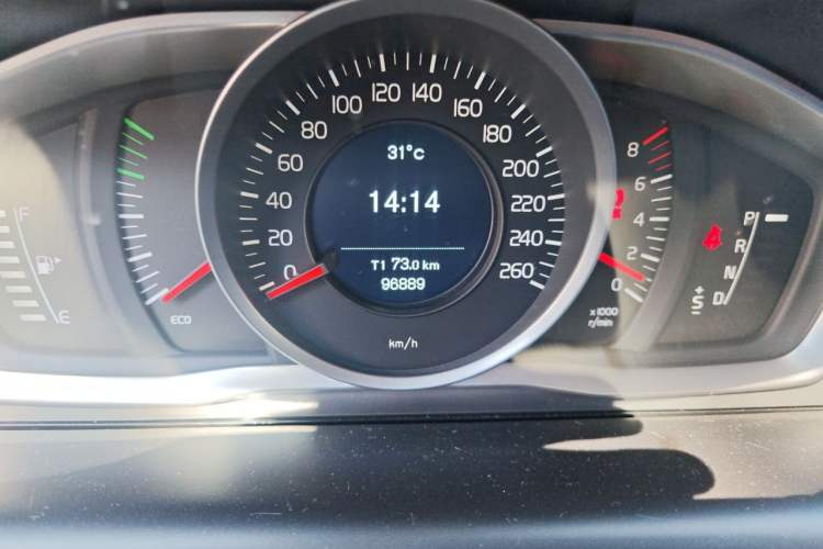 Used Volvo XC60 2015 T5 Smart Upgrade Model Odometer Close Up
