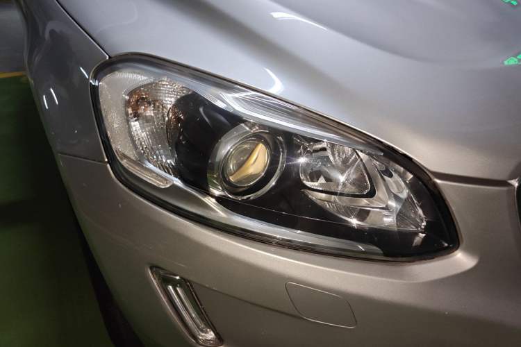 Used Volvo XC60 2015 T5 AWD Zhiyuan Edition Right Front Headlight