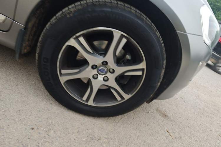 Used Volvo XC60 2015 T5 AWD Zhiyuan Edition Right Front Wheel Hub