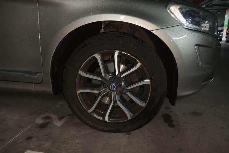 Used Volvo XC60 2015 T5 AWD Smart Drive Edition Right Front Wheel Hub