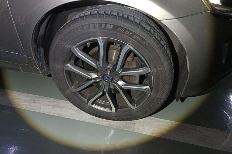 Used Volvo XC60 2015 T5 AWD Smart Drive Edition Right Front Wheel Hub