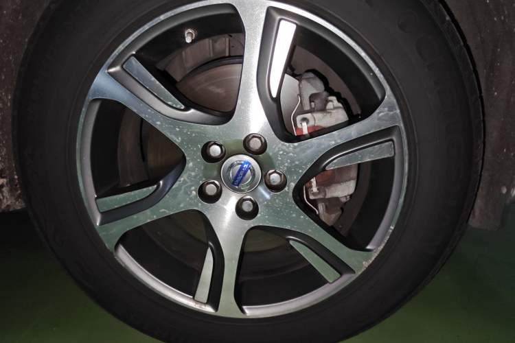 Used Volvo XC60 2015 T5 AWD Zhiyuan Edition Right Front Wheel Hub