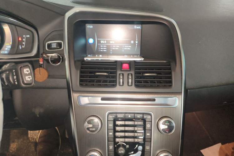 Used Volvo XC60 2015 T5 AWD Smart Drive Edition Audio And AC Panel