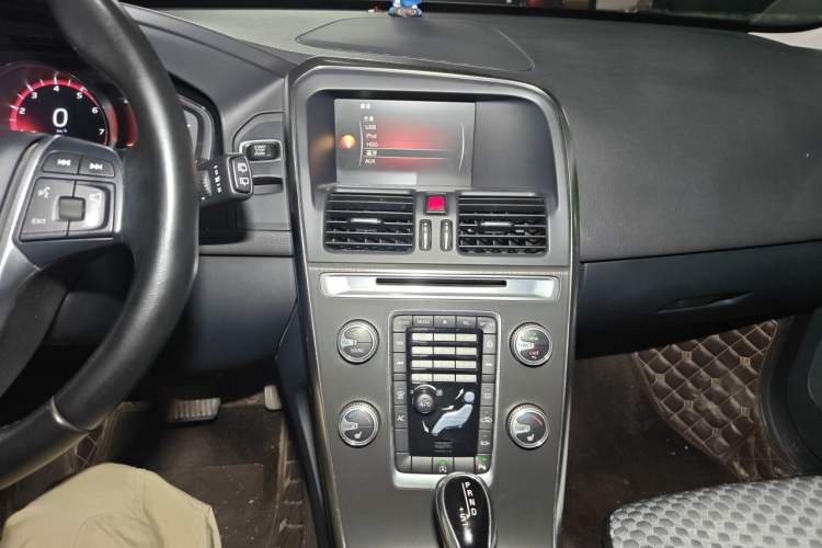 Used Volvo XC60 2015 T5 Smart Upgrade Model Audio And AC Panel