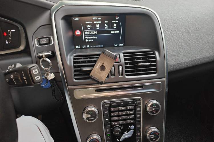 Used Volvo XC60 2015 T5 AWD Smart Drive Edition Audio And AC Panel