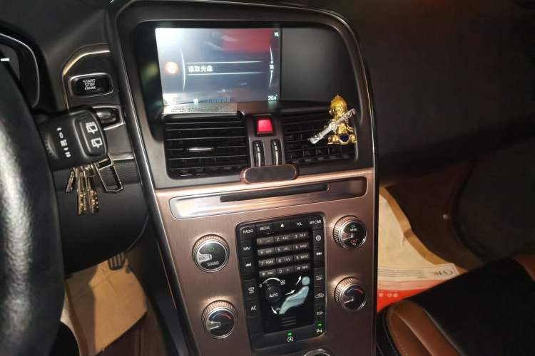 Used Volvo XC60 2015 T5 Smart Edition Audio And AC Panel