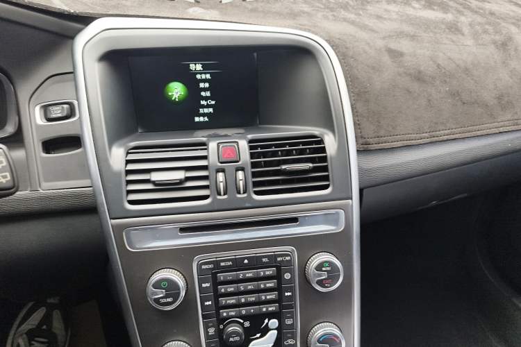 Used Volvo XC60 2015 T5 AWD Smart Drive Edition Audio And AC Panel