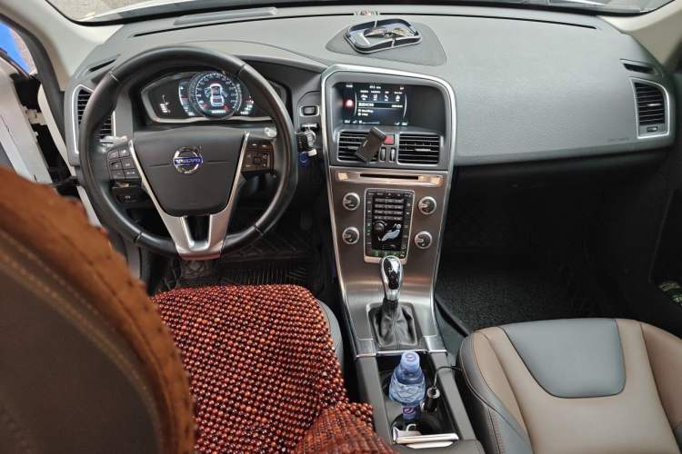 Used Volvo XC60 2015 T5 AWD Smart Drive Edition Center Console