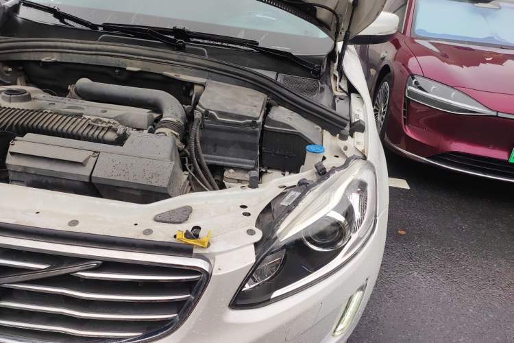 Used Volvo XC60 2015 T5 AWD Zhiyuan Edition Engine Bay Left